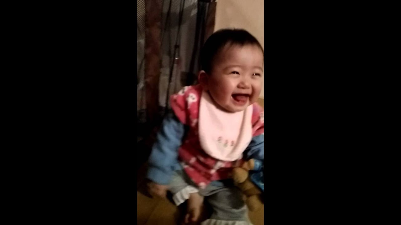 赤ちゃんが面白すぎて大爆笑 くしゃみにゲラゲラ笑う Youtube