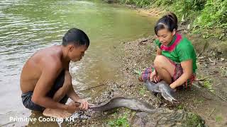 Primitive Life - Smart Girl Sleep Relax At Stream Meet BIg Fish Attacks - Free Bushcraft