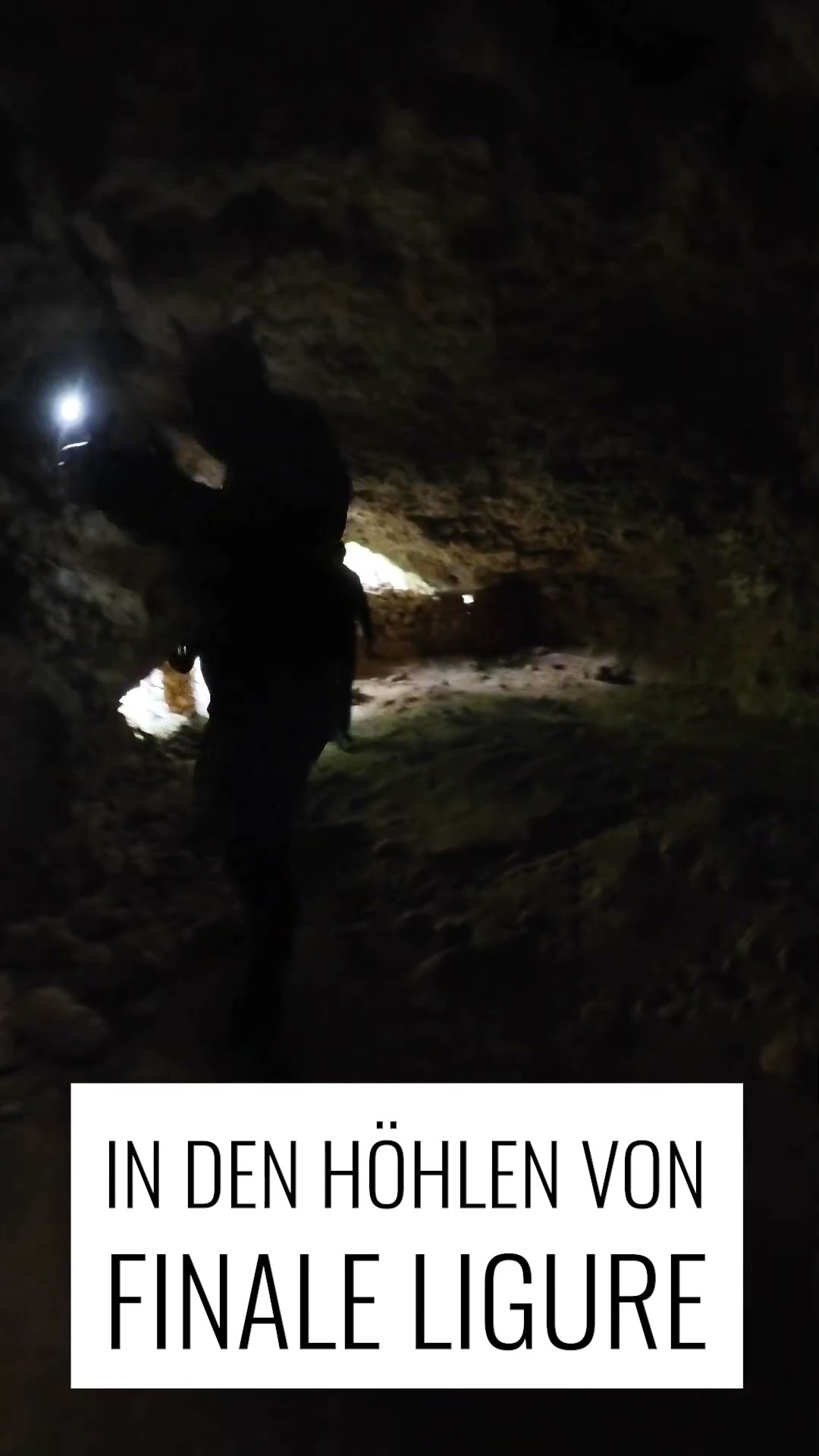 „Nie wieder“: Youtuber bleibt in enger Höhle stecken!