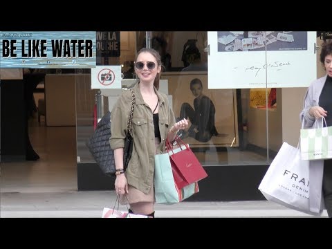 Video: Lily Collins nettoverdi: Wiki, gift, familie, bryllup, lønn, søsken