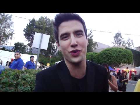 Logan Henderson saying hi to Denise and Josselyn @TCA's 2010