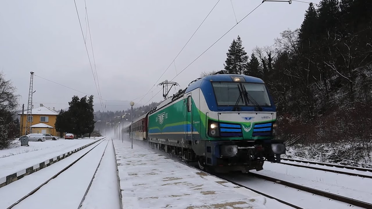 Бърз влак 3622 Бургас-София минава през зимното Макоцево, начело с 
