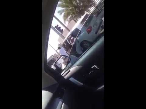 مضاربة جماعية ب سلاح و عجاري في أحد شوارع غرب الرياض في حي البديعة