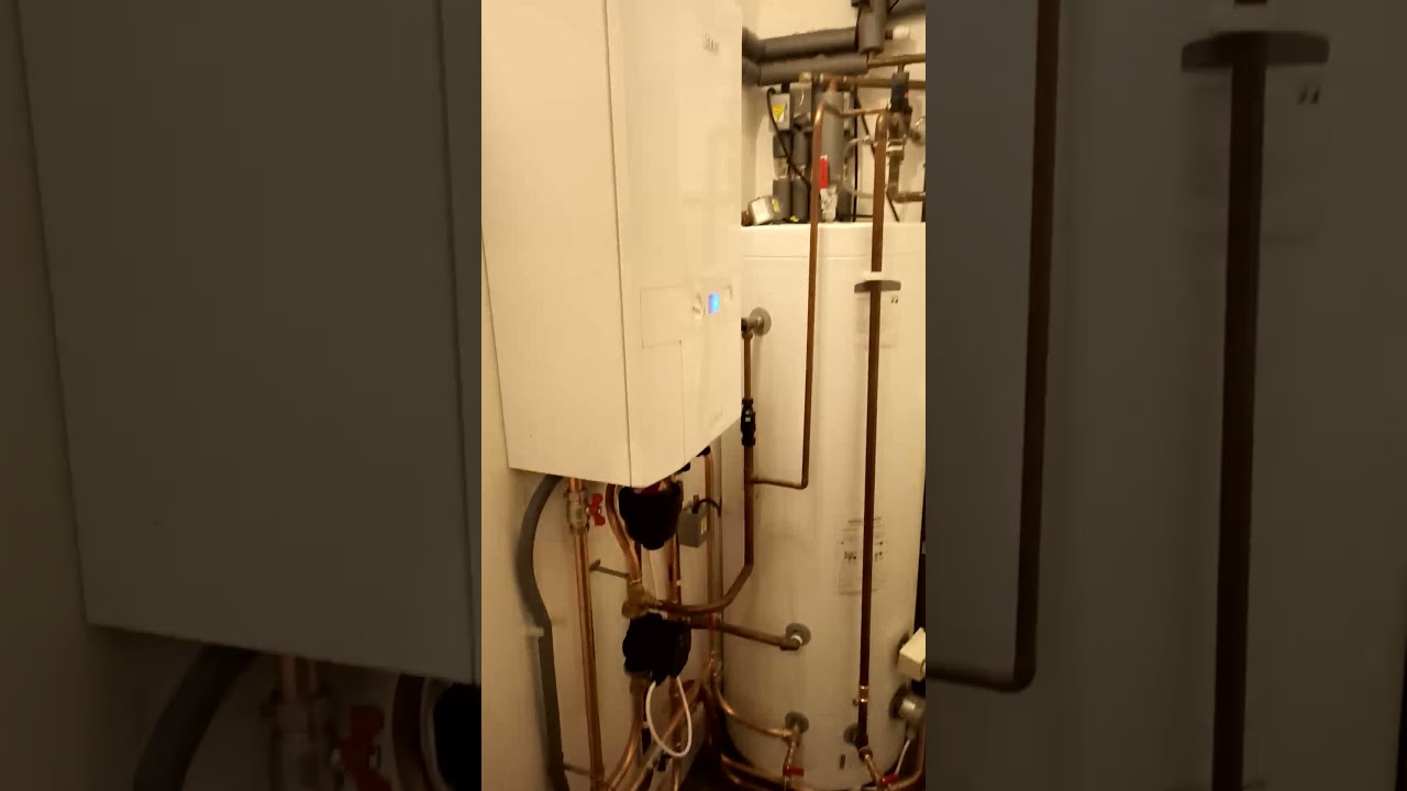 Close coupled tees on primary secondary layout for under floor heating