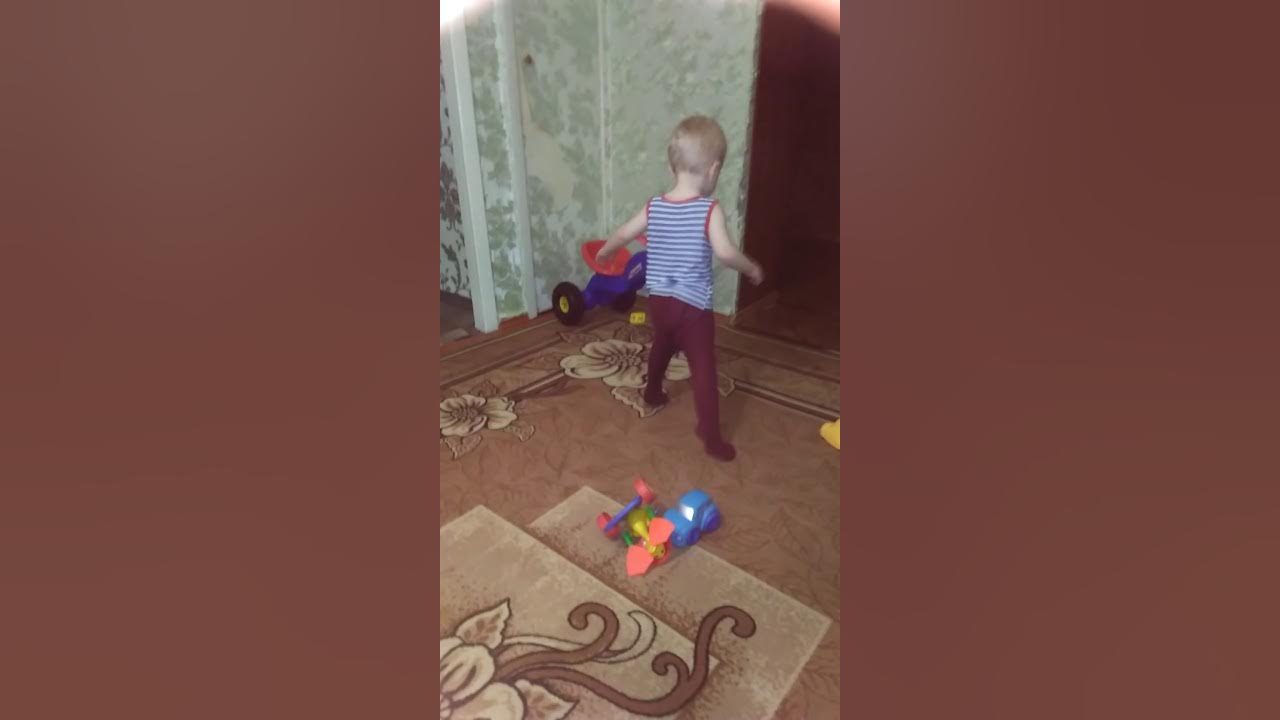 Включи видео где девочка обкакалась. Детей которые описались. обкакался на уроке. обкакалась на детской площадке.