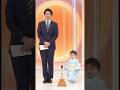 ステージ上で堂々とおじぎをする立派な子供