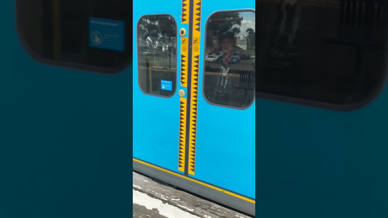 Melbourne Metro Train pulling into Albion Station