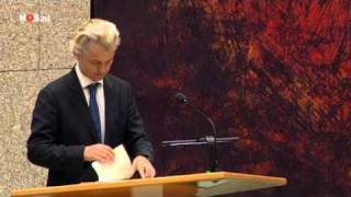 De SP-fractie loopt weg na de opmerking van PVV-leider Wilders over de PvdA