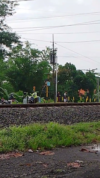 lagi lihat kereta api 🔥 sama anak lanang #ekobecemusiccollection #demikowe #makan #lirik #kuliner