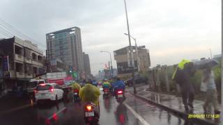 騎車起步左搖右晃,後方機車小推撞