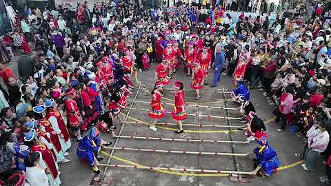 Locals of Teng County, Wuzhou celebrate the holiday with bamboo dance and folk songs. - DayDayNews