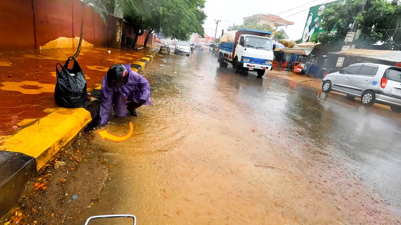 Clearing Storm Drains Around Market To Release Drain On Road - YouTube