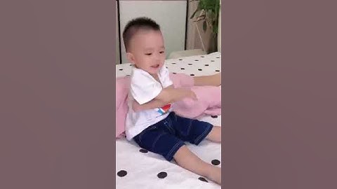 爸爸妈妈冷战，没想到儿子直接一脚把爸爸踢下了床，这一脚可真实在！#萌娃#funny#cute