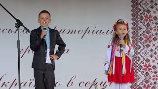 Троїста музика «Бойківські коломийки» виконує дитячий дует Ніколь Райхель та Микола Костьов’як
