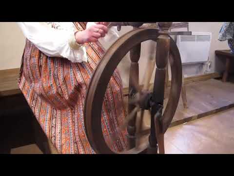 Как работает старинная русская прялка с колесом