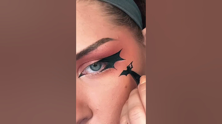 A LITERAL bat wing eyeliner 🦇 #shorts