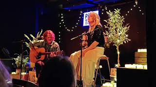 Elles Bailey - Better Days (clip of a special acoustic performance at Rough Trade) 