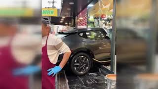 Kontrolden Çıkan Cip Şarküteriye Daldı