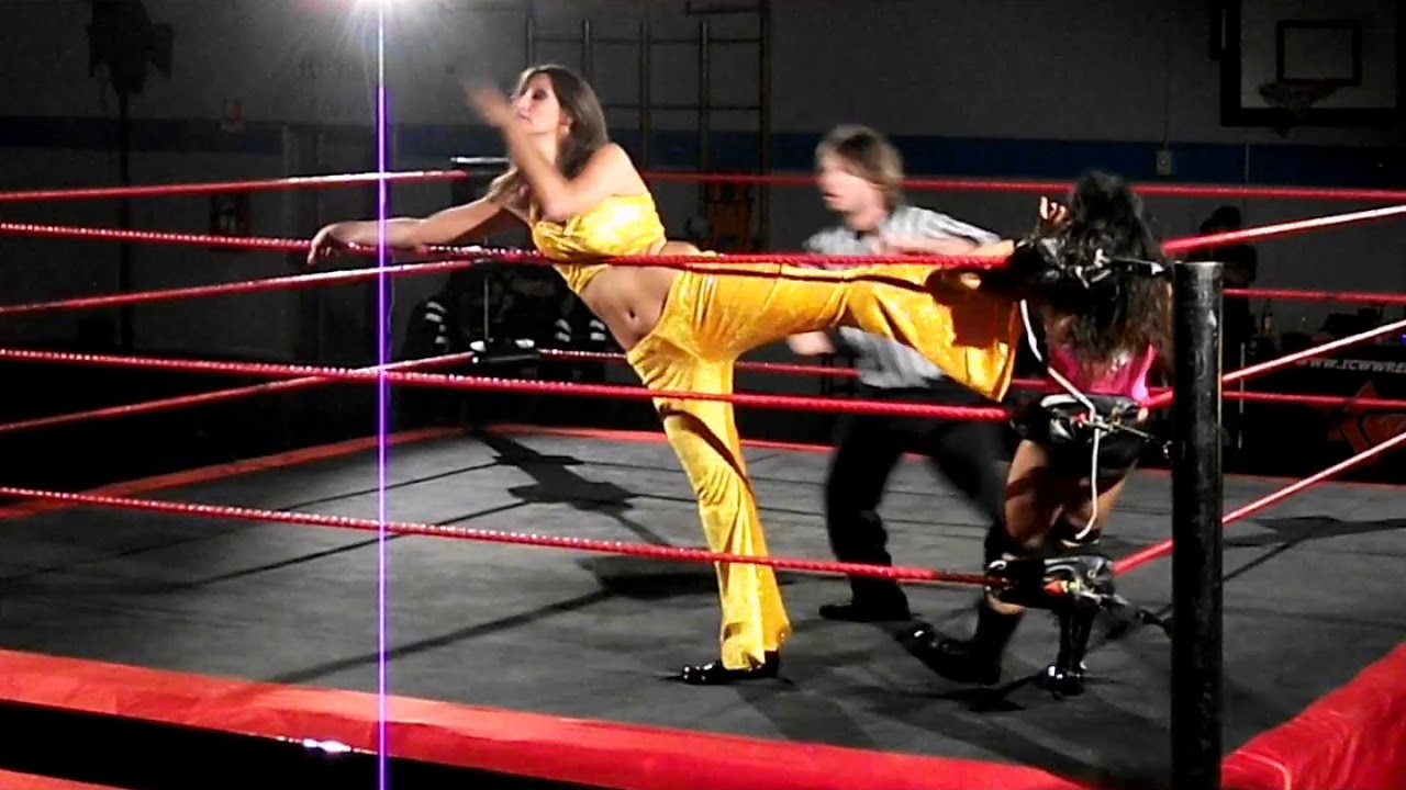 Queen Maya vs Lisa Schianto - ICW Fighting Day 2011