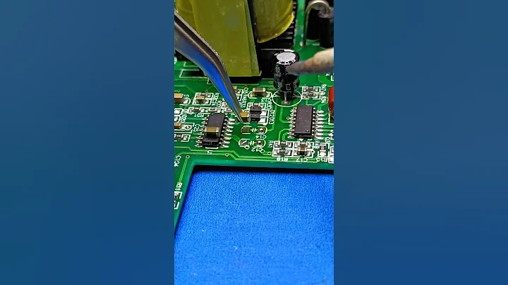 how to install smd capacitors using regular solder #soldering #tricks #electronic #tips #tutorial