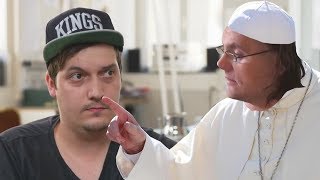 YouTube Kacke: LeFloid beim Papst (feat. Die Wiesel Show)