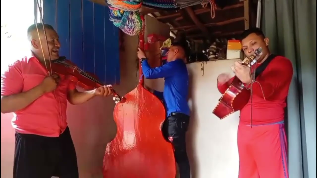 Los terribles i carnales le compiten a mariachi