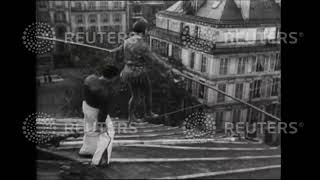 1946 LEISURE / QUIRKY: Unusual sports and hobbies: Paris tightrope walker