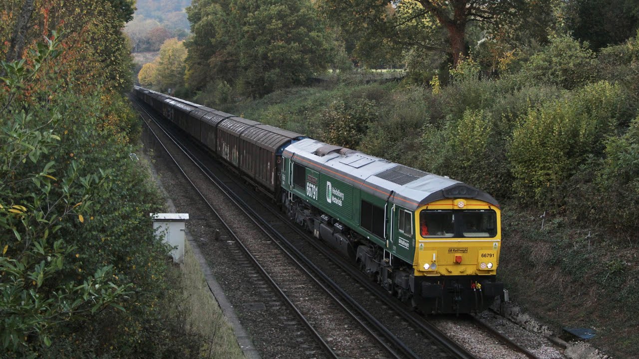 Newly painted 66791 in Heidelberg Materials livery exits Sevenoaks Tunnel working 6O55 - 11/10/25