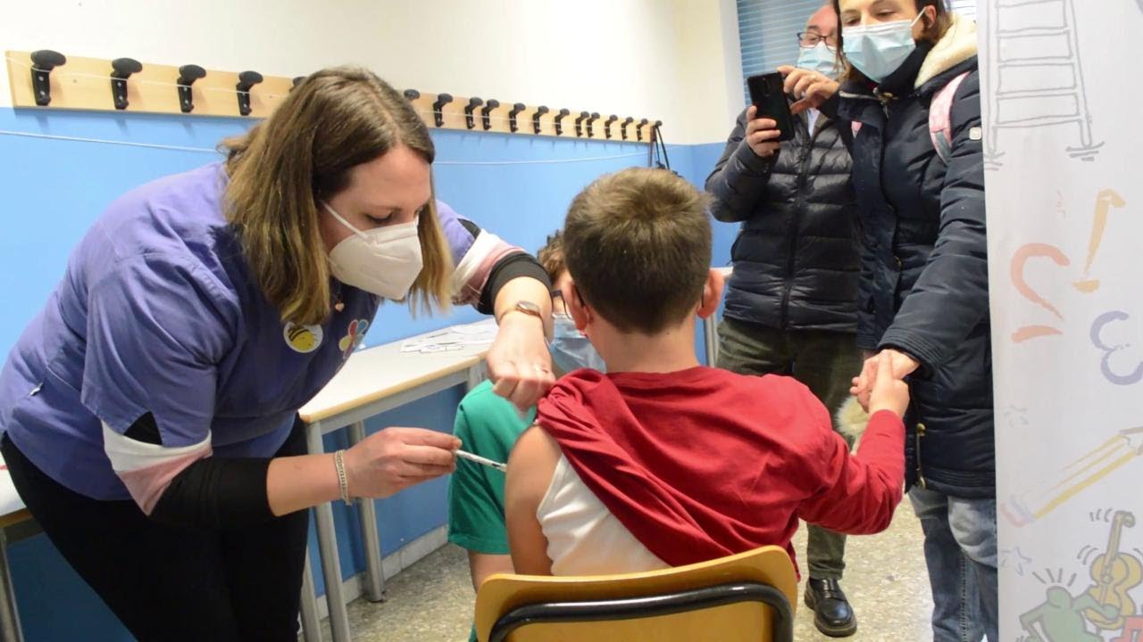Covid, in Puglia le vaccinazioni dei bambini si fanno direttamente a scuola: 