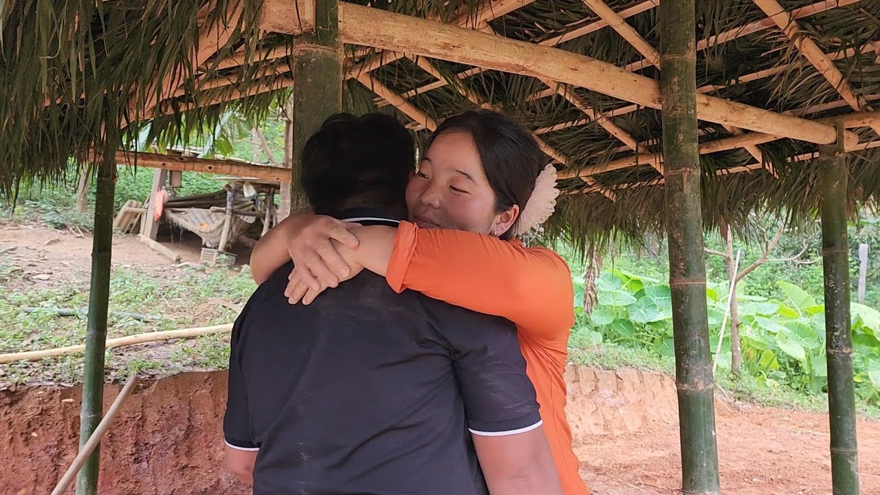 Mila ran to hug Viet after not seeing him for many days - Ly Tieu Mila