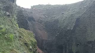 batu jatuh dari tebing 30 meter hancur berkeping keping