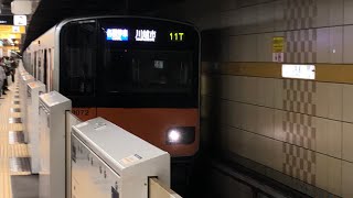 東武50070系50072編成が到着するシーン