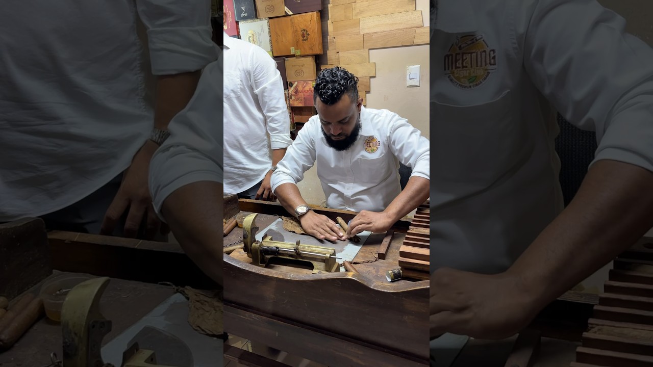 🍂 THE ART OF CIGAR ROLLING: A MASTER CRAFTMAN'S TOUCH 
