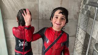 Spider-Man vs Deadpool duş alıyor 🤪 spiderman şampuanı ile yıkanıyorlar, eğlenceli çocuk videosu
