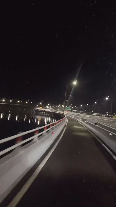 Jalan tol Bali di malam hari