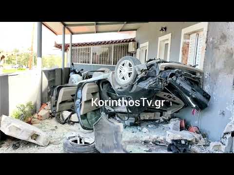 Σοκαριστικό τροχαίο στα Εξαμίλια - Αυτοκίνητο κατέληξε σε σπίτι