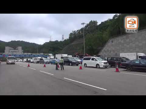 青沙公路貨車撞「龍門架」　司機受傷被困