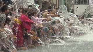 浴衣姿で一斉に打ち水 東京・銀座、１０００人参加
