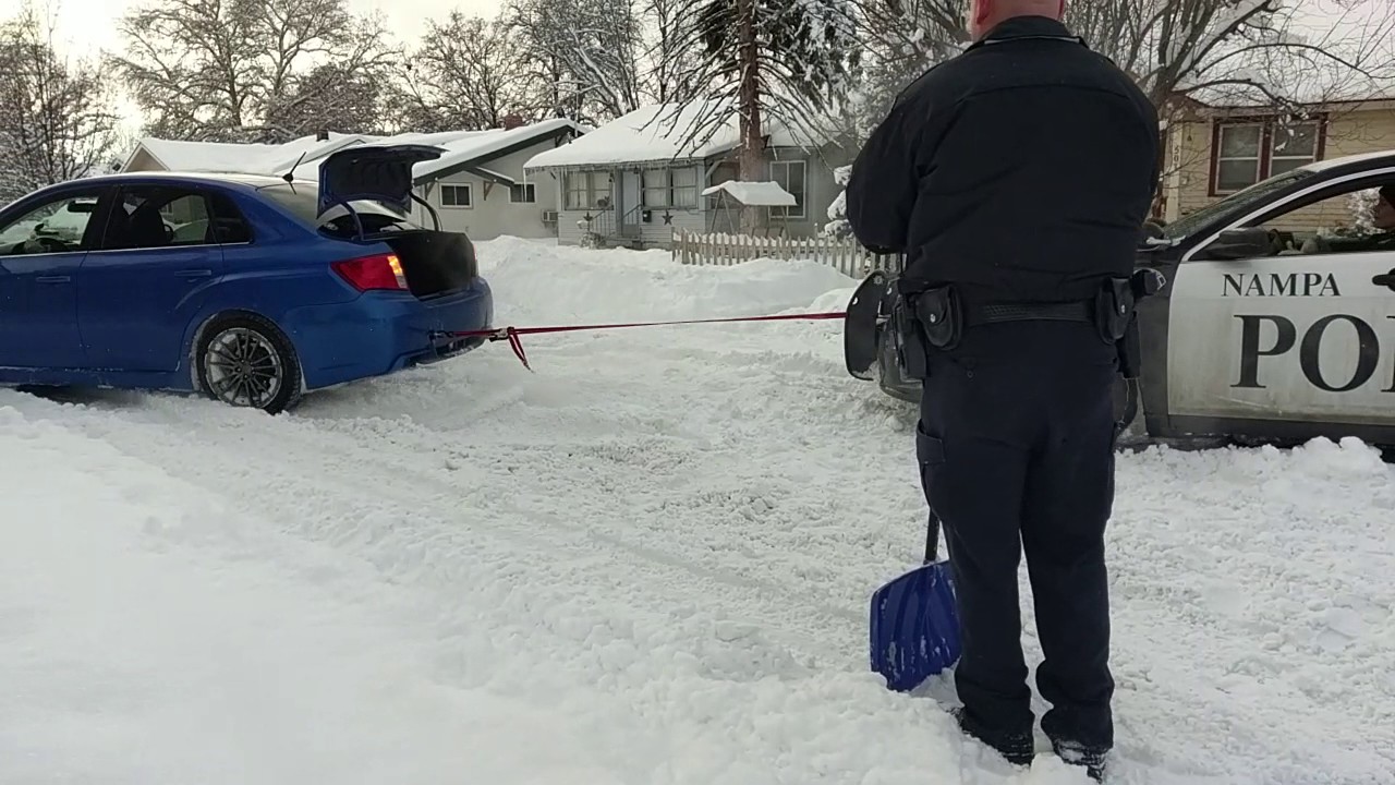 海外の反応 見よ これが日本車のパワーだ Subaruがパトカーの窮地を救い話題に 笑うメディア クレイジー 海外の反応 見よ これが日本車のパワーだ Subaruがパトカーの窮地を救い話題に 笑うメディア クレイジー