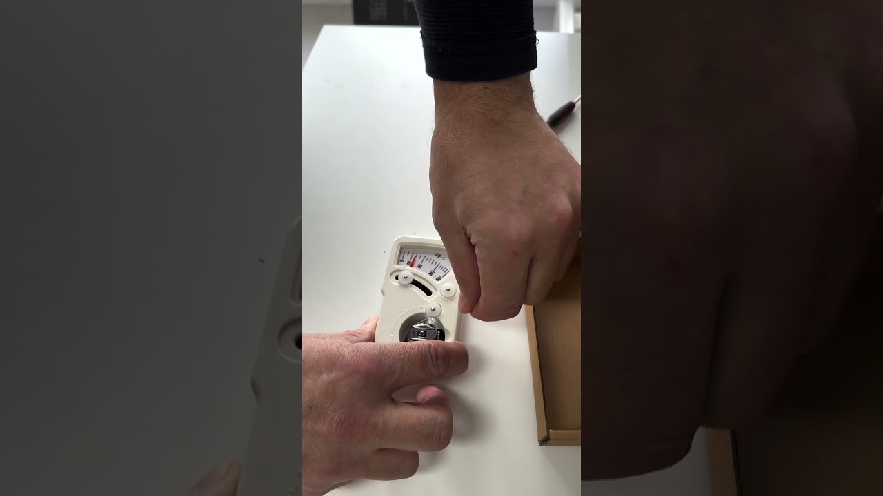 Miernik do pomiaru naprężenia nici w hafciarce. Embroidery tension gauge tool.