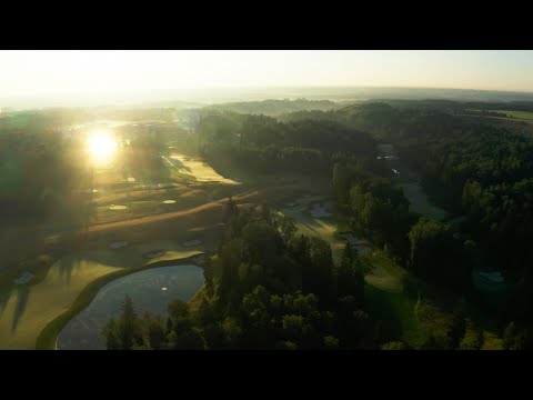 Vidéo: Surplombant Le Club De Golf