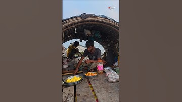 Nelayan Memasak & Makan Makanan di Atas Perahu di Sungai #shorts #shortvideo #nomadiclife