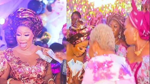 Humble! Kemi Korede Bows To Thank Faithia Balogun After Spaying Her Money On Her Birthday.