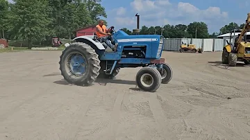 Kolik váží traktor Ford 8000?