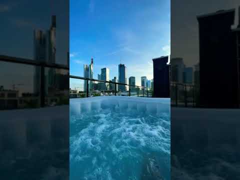Whirlpool mit Blick auf Frankfurt Skyline #shorts