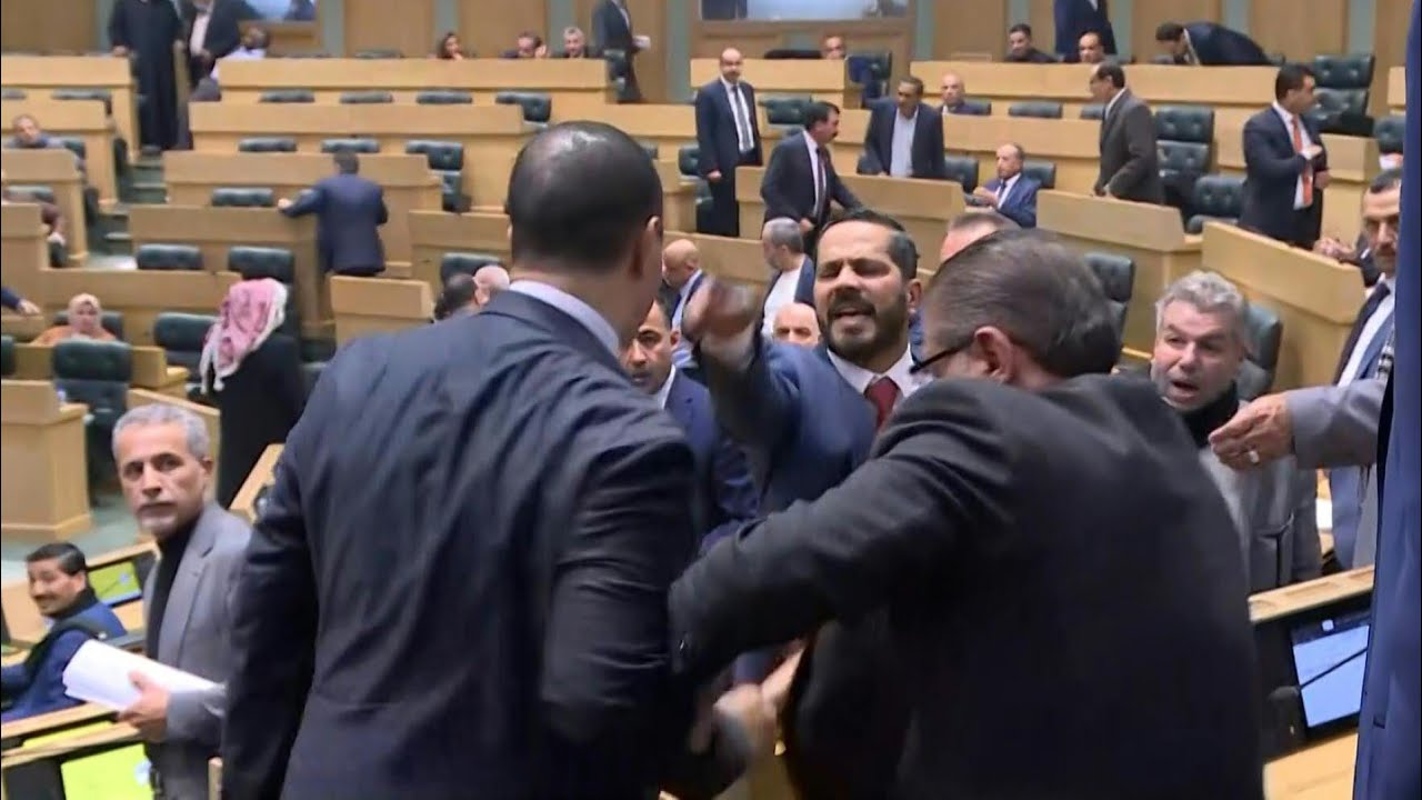 مشادات وعراك بالأيدي في مجلس النواب الأردني لدى مناقشة التعديلات الدستورية | AFP