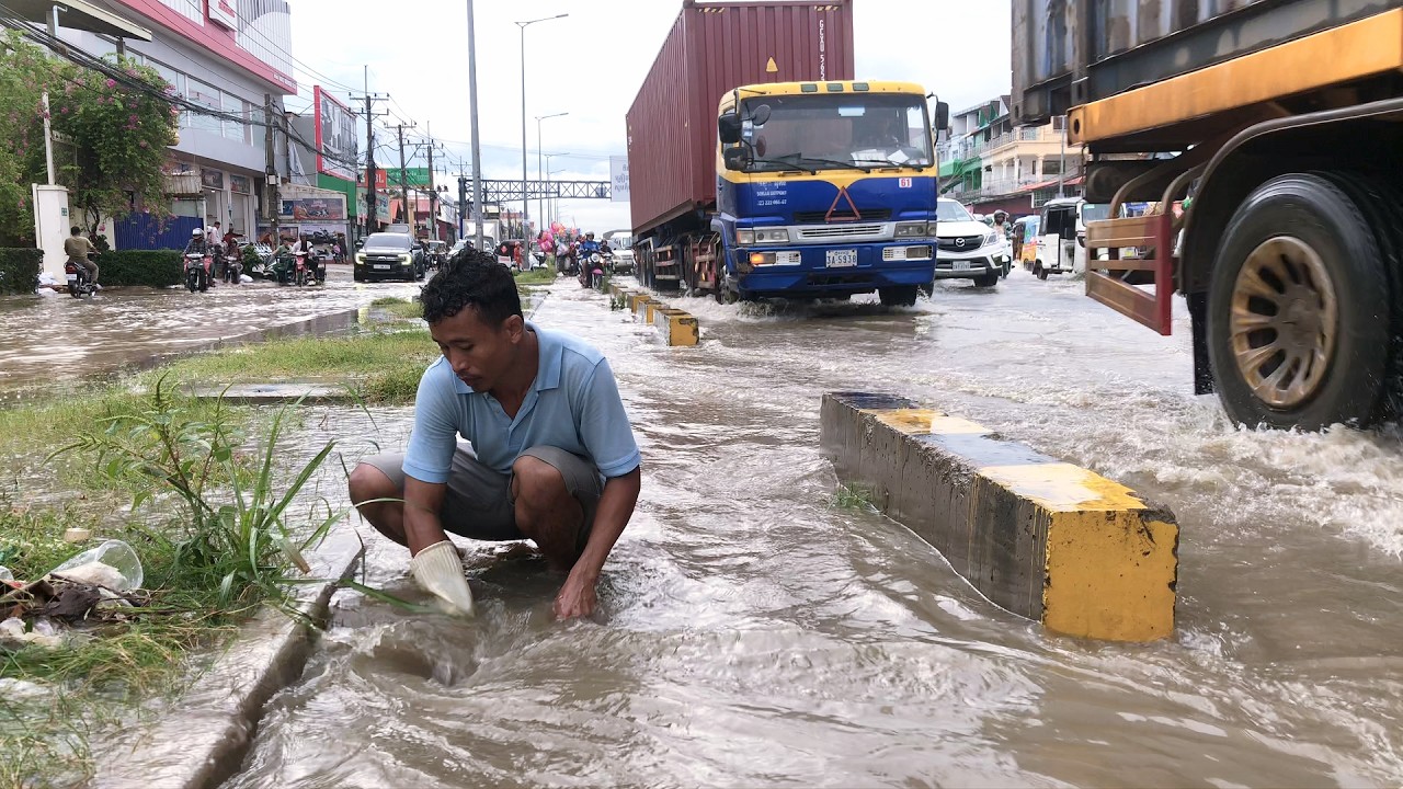 Massive Flood Ends Instantly After Drain Is Opened - YouTube