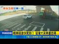 直擊驚悚瞬間！宜蘭轎車疑搶快闖紅燈 撞大貨車「車身全爛」滿地油漬｜三立新聞LIVE