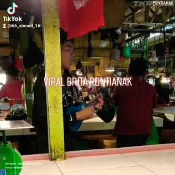 aksi seorang pengamen menghibur pengunjung dan pedagang di pasara flamboyan pontianak.