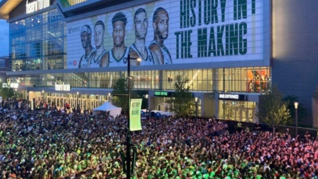 Milwaukee Buck fans react to winning the nba finals! - YouTube